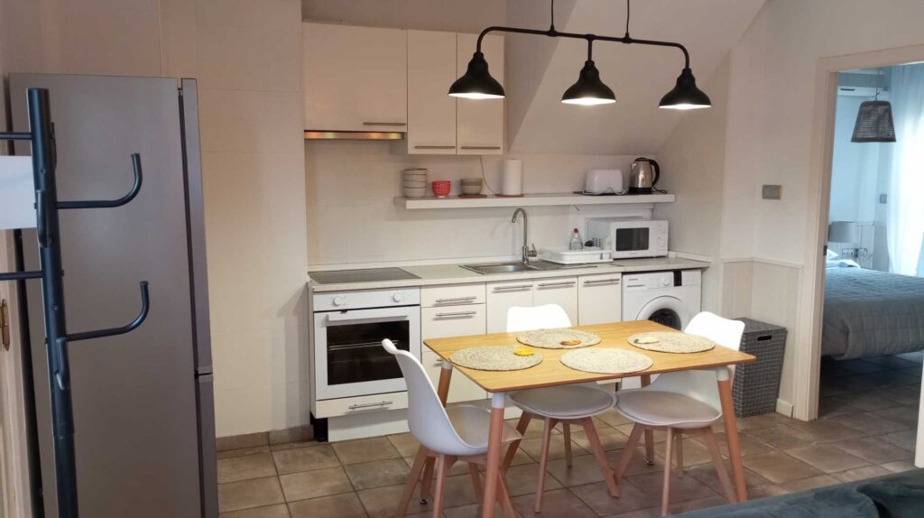 Cocina equipada del Apartamento Limónero en Albox, un alojamiento rural acogedor ofrecido por Almería Norte.